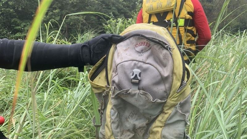 虎豹潭搜索　上午找到失蹤少女後背包