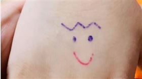 童手背畫笑臉樂被師稱讚！原因母大哭（圖／翻攝自爆怨公社臉書）