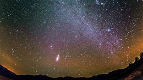 獵戶座流星雨登場　每小時20顆劃破天際台北市立天文科學教育館表示，獵戶座流星雨20日、21日登場，預估每小時可看見20顆流星，民眾可透過高畫質暗空攝影機網路直播觀賞。（台北市天文館提供）中央社記者李宛諭傳真　109年10月20日
