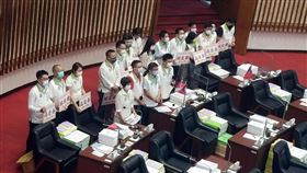 高市議會民進黨團聯合質詢陳其邁高雄市議會30日上午進行市政總質詢，民進黨團聯合質詢市長陳其邁，聚焦科技大廠投資高雄、國慶焰火籌備等議題。中央社記者蔡孟妤攝  110年9月30日