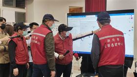 侯友宜中午前往泰平市民活動中心虎豹潭溺水事件前進指揮所關心ˊ最新進度（圖／新北市消防局提供）