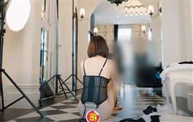 網友發現轉到背面的臀部上還有刺青，讓大批網友熱議刺青的含意。（圖／翻攝自Realgraphic　Youtube）