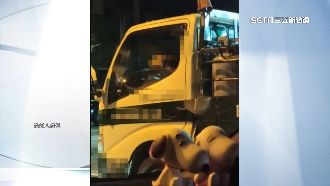 路人嚇壞！載桶裝瓦斯　駕駛開窗抽菸