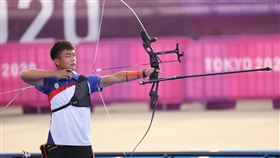 東奧射箭男團金牌戰　鄧宇成神情專注（1）東京奧運男子射箭團體對抗賽，台灣男子射箭代表隊26 日一路過關斬將闖進決賽，是繼2004年雅典奧運後，再度重返金牌戰。賽場上鄧宇成神情專注。中央社　110年7月26日
