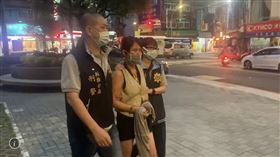 ▲惡房東張淑晶被判刑8月定讞，應報到執行未到遭拘提，警方押上警車。（圖／翻攝畫面）