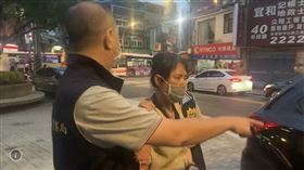 ▲惡房東張淑晶被判刑8月定讞，應報到執行未到遭拘提，警方押上警車。（圖／翻攝畫面）