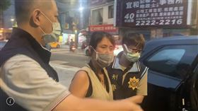 ▲惡房東張淑晶被判刑8月定讞，應報到執行未到遭拘提，警方押上警車。（圖／翻攝畫面）