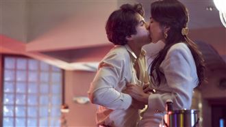 和林心如搶男人　女神下海激吻他衝了