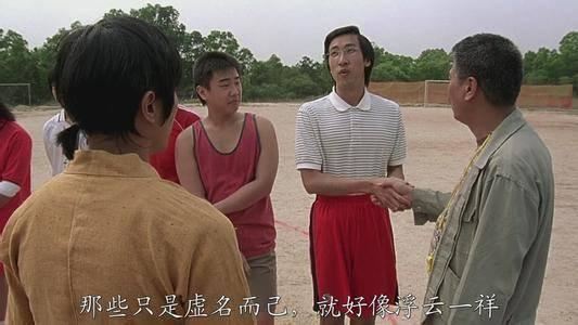 足球裁判比賽撿扳手　網笑：星爺領先20年
