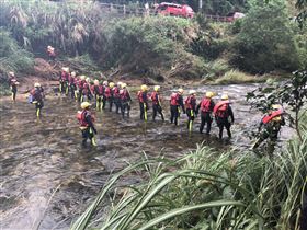 ▲虎豹潭搜救行動，剩8歲劉姓女童尚未尋獲。21日將加入3隻搜救犬，強化搜效能。（圖／翻攝畫面）