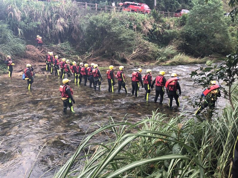 新北市雙溪區虎豹潭溪水暴漲，發生6人遭沖走溺斃事件。（圖／翻攝畫面）
