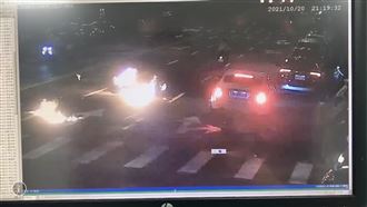 勞斯萊斯、機車擦撞起火！警官兒重傷