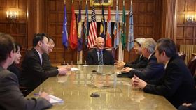 蒙大拿州長強佛特（中）20日宣布在台復設亞太商務辦公室。（圖／翻攝自twitter.com/GovGianforte）
