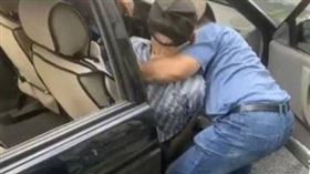 ▲上海一名王姓男子因患腦部疾病成了植物人，妻子想幫丈夫辦理殘疾證，相關單位及醫院竟要求本人需親自到場。（圖／翻攝新聞坊）