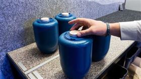 ▲美國人妻不小心沾到丈夫的骨灰，沒想到一試成主顧，從此愛上「尪的骨灰」。（示意圖／翻攝自達志／美聯社）