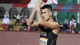 全運會男子100公尺  楊俊瀚獲金牌（3）「台灣最速男」楊俊瀚代表花蓮縣在110年全國運動會出賽，18日在男子組田徑100公尺決賽跑出10秒29的成績，並獲得金牌，楊俊瀚賽後鼓掌致意。中央社記者徐肇昌攝  110年10月18日