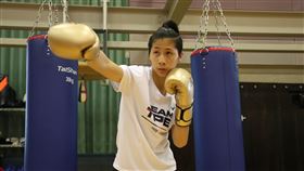 東京奧運倒數計時　拳擊女將林郁婷充滿期待受疫情影響延後1年舉行的東京奧運正式進入倒數100天階段，挑戰奧運拳擊57公斤量級的台灣女將林郁婷13日在參與倒數宣誓活動時也按下倒數啟動扭，她14日笑說：「當時心頭就突然抽動了一下。」中央社記者吳家昇攝  110年4月14日