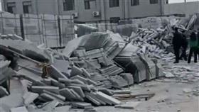 被扣1千元薪水！工人「開堆高機」怒砸石材廠…損失上百萬（圖／翻攝自七環視頻微博）