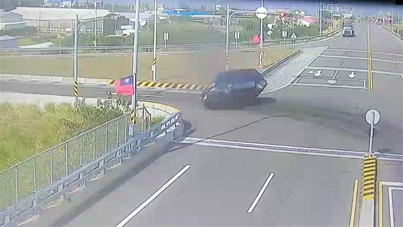 日落大道上遭撞翻車　5歲龍鳳胎驚嚇