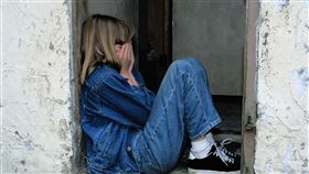 ▲ 有名網友發文表示，自己帶女兒逛寵物用品店，女兒竟被陌生狗狂吠還被作勢攻擊？霸氣護女，竟還被疑似主人的女士嗆：「狗本來就會叫！」（圖／翻攝自PIJABAY）