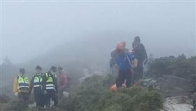 北合歡山，反射板地標，彰化64歲男子疑心肌梗塞突然倒地，救難人員用長背板搬運下山送醫，急救無效死亡(圖/翻攝畫面)