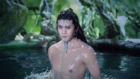 中國演員任嘉倫《馭鮫記》演「鮫人」被發現穿肌肉衣入鏡/微博