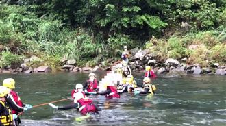別再讓她碰到水！警消淚送劉小妹上岸