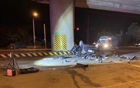 ▲台中市清水西濱橋下一輛自小轎車內擠滿6人，行經港埠路時疑似車速過快又超重，失控撞上橋墩，整輛車翻覆到對向車道。（圖／翻攝自記者爆料網）