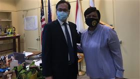 艾達颶風重創紐奧良  台愛心捐款10萬美元颶風艾達8月底侵襲美國，路易斯安那州災情慘重，駐休士頓辦事處處長羅復文（左）代表政府捐贈10萬美元，協助紐奧良災後重建。紐奧良市長肯崔（右）代表市長府收下捐款。（休士頓辦事處提供）中央社記者江今葉華盛頓傳真  110年9月24日