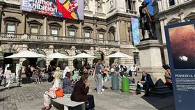 英國政府憂流感恐50年來最嚴重  擴大疫苗施打英格蘭地區7月下旬「大解封」，各營業場所及休閒育樂藝文場館人潮回流。不過，為防冬季醫療體系崩潰、再次封城，英國政府近日啟動史上規模最大流行感冒疫苗施打計畫，並鼓勵民眾施打第3劑COVID-19疫苗。中央社記者陳韻聿倫敦攝  110年10月8日