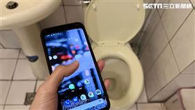 圖／記者谷庭攝，上廁所滑手機