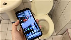 圖／記者谷庭攝，上廁所滑手機