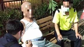 83歲老翁走失坐分隔島上！仁武警靠「愛心手鍊」助他返家