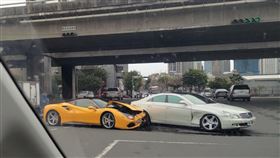  台中市環中路三段、朝馬路口，法拉利488撞上賓士CLS500 雙方違反號誌搶快追撞，法拉利車頭變形 (圖/翻攝畫面)