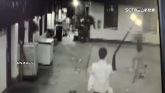 女爬社區路燈拍美照　燈桿斷裂竟落跑