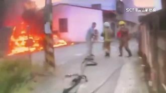 汽機車燃燒成火球　波及民宅3人逃