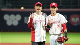 藝人江宏恩為味全龍開球。（圖／味全龍提供）