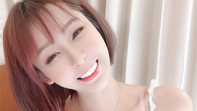 電玩辣模超胸猛　雙手一夾爆出雪乳