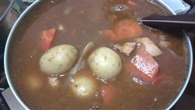 原PO媽媽煮咖哩時，把整顆馬鈴薯丟進鍋中煮。（圖／翻攝自《爆廢公社》）