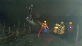 彰化伸港什股海域，男子挖蛤，漲潮受困，手機微弱燈光求救（圖／翻攝畫面）