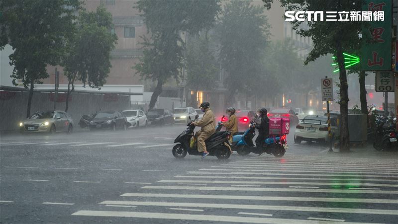 恐「雙颱共舞」！最新路徑預測出爐