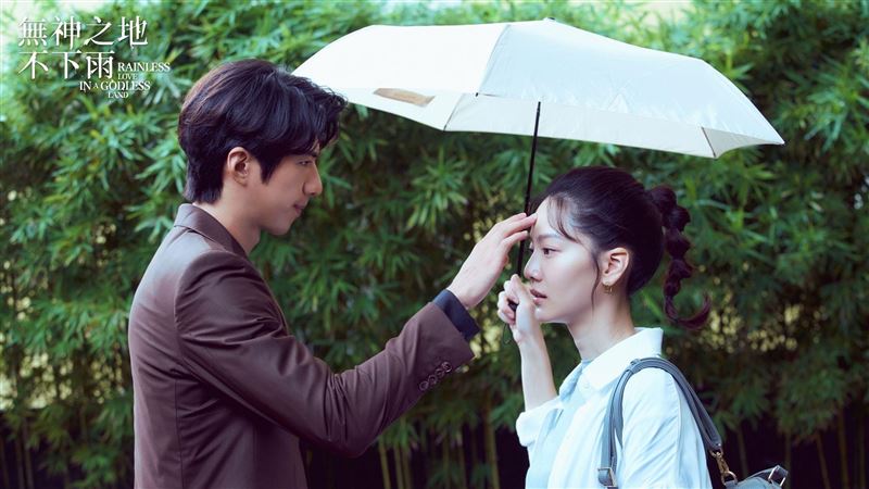 鍾欣凌雨中跪地噴演技　男星對戲嚇壞