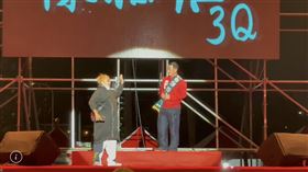  ▲反惡罷之夜！「吃屎哥」游兆霖突然衝上舞台，陳柏惟也傻眼。（圖／翻攝畫面）