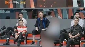 《披荊斬棘的哥哥》爆出李雲迪買春被捕，連夜打上馬賽克再重新上架。微博