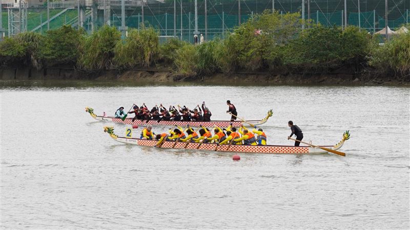 全台EMBA首辦龍舟賽　政大勇划浪