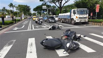 新／高雄槍響！自小客拒檢撞倒3騎士