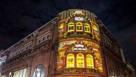 2021新竹光臨藝術節重頭戲來了，全國首見、最大規模光雕展演將在10月22日至10月31日登場，9件光雕作品照亮竹市；除光雕秀，林智堅市長也推薦三處「行家必訪」亮點：護城河連兩周末「光臨市集」匯集全國百家文創攤、好逛好買；中正路與護城河沿線66場街頭展演，馬戲、劇團、魔術、舞蹈都有；「光臨大型戶外公演」共6場次，今（23）晚19點則由FOCA福爾摩沙馬戲團上陣。新竹市政府提供