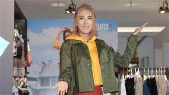 胡瓜久站脊椎變形急復健　小禎曝近況