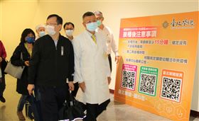 ▲ 北榮在中正紀念堂協助疫苗施打，莊人祥也實際走訪。（圖／北榮提供）