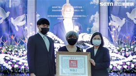 1023 蔡英文頒贈「總統府前國策顧問、長榮大學董事長楊四海先生褒揚令」（圖／總統府提供）